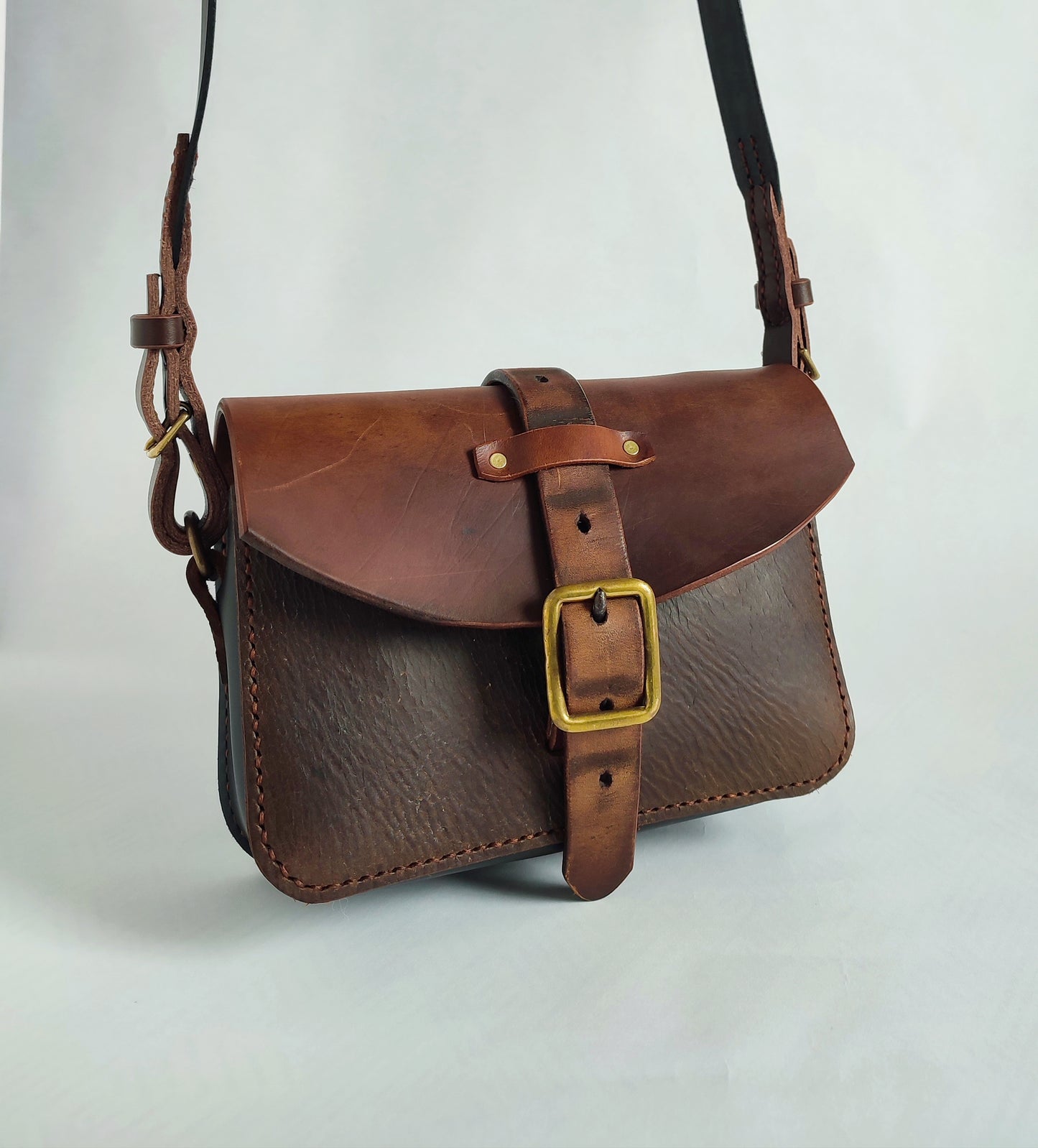 Besace chic "Sellier" en cuir recyclé – Fabriquée à la main au point sellier - Maroquinerie Cavalière