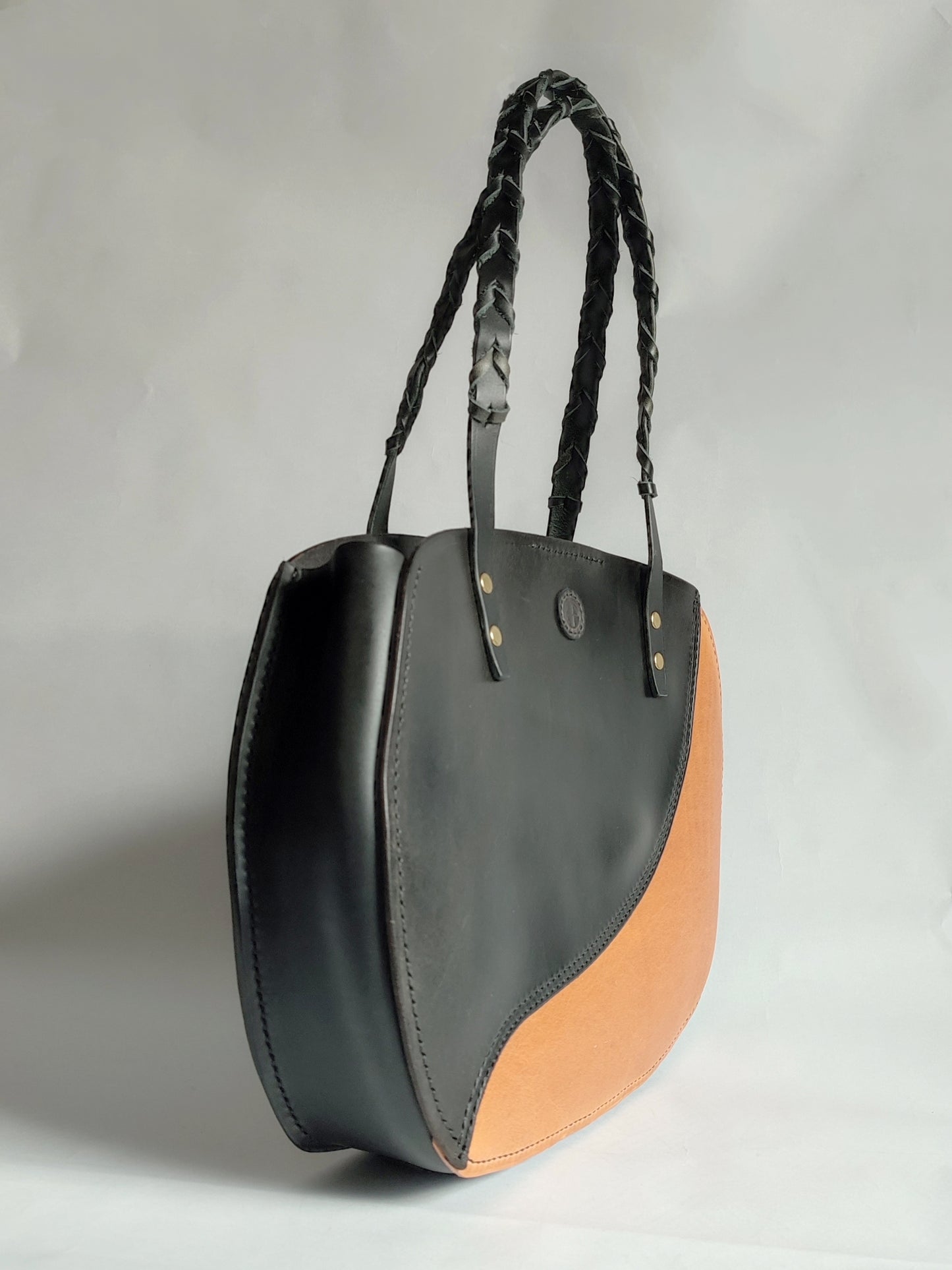 Tote bag cuir de selle - Bicolore noir/cognac - Rênes tressées - Maroquinerie cavalière.