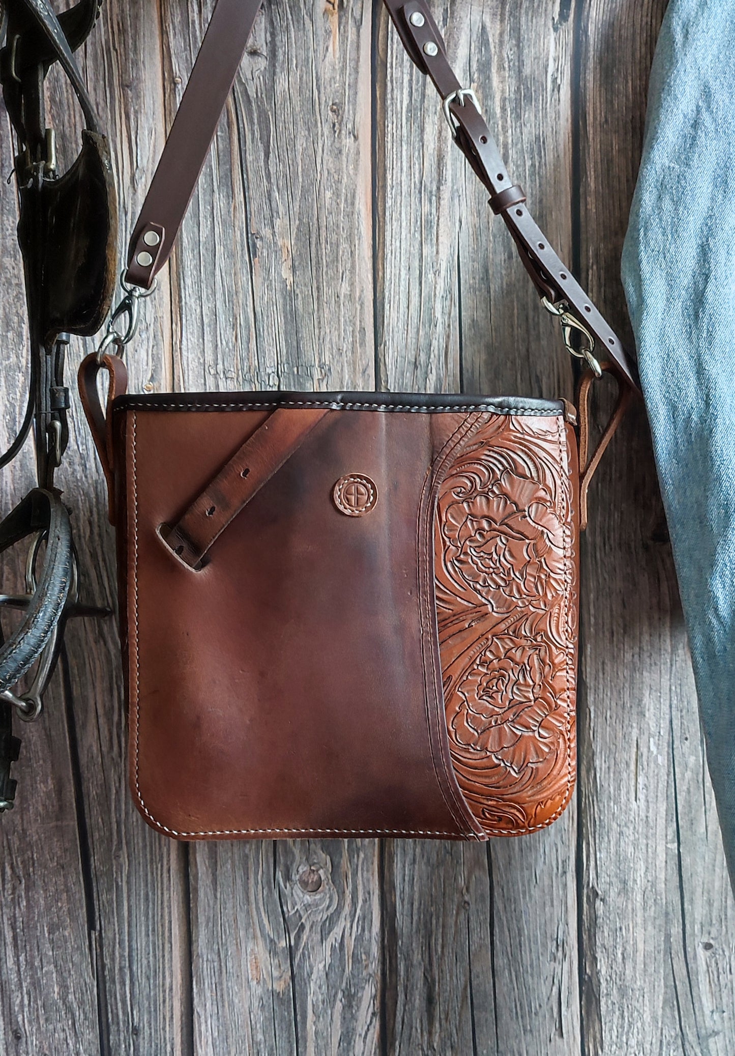 Grand sac bandoulière style Western - Cuir de selle recyclée marron.