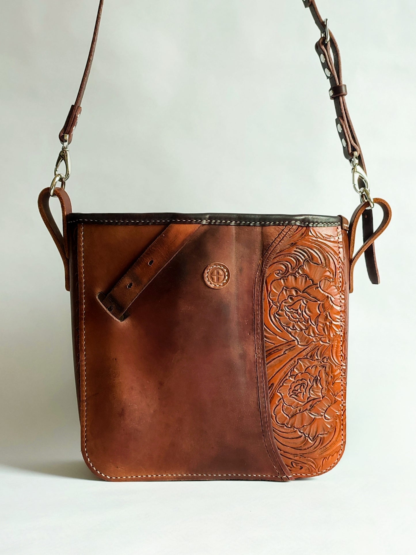 Grand sac bandoulière style Western - Cuir de selle recyclée marron.