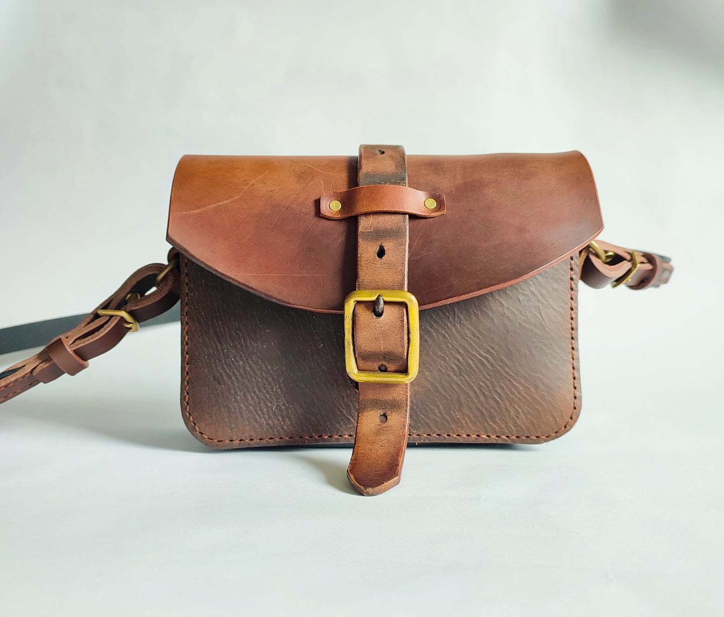 Besace chic "Sellier" en cuir recyclé – Fabriquée à la main au point sellier - Maroquinerie Cavalière