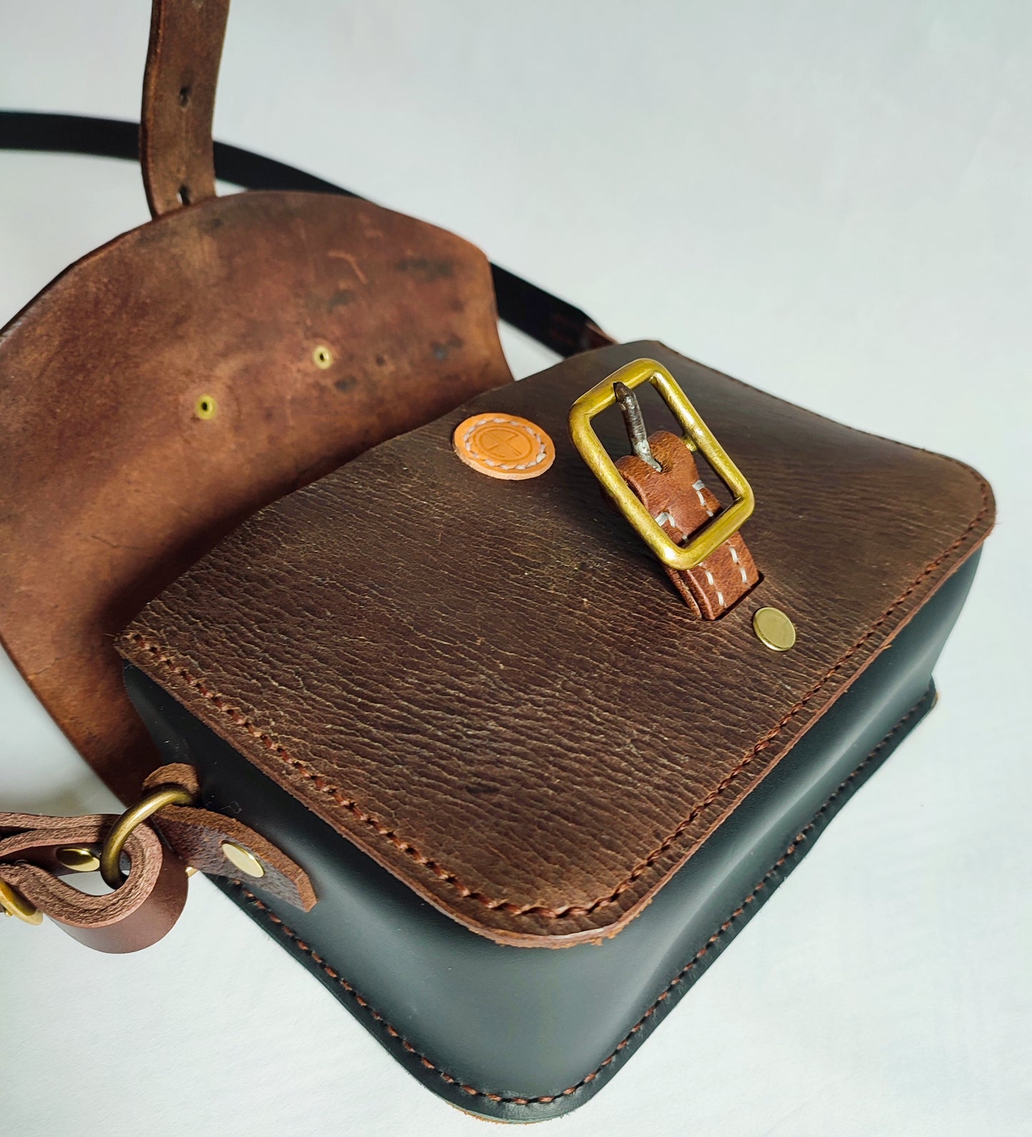 Besace chic "Sellier" en cuir recyclé – Fabriquée à la main au point sellier - Maroquinerie Cavalière