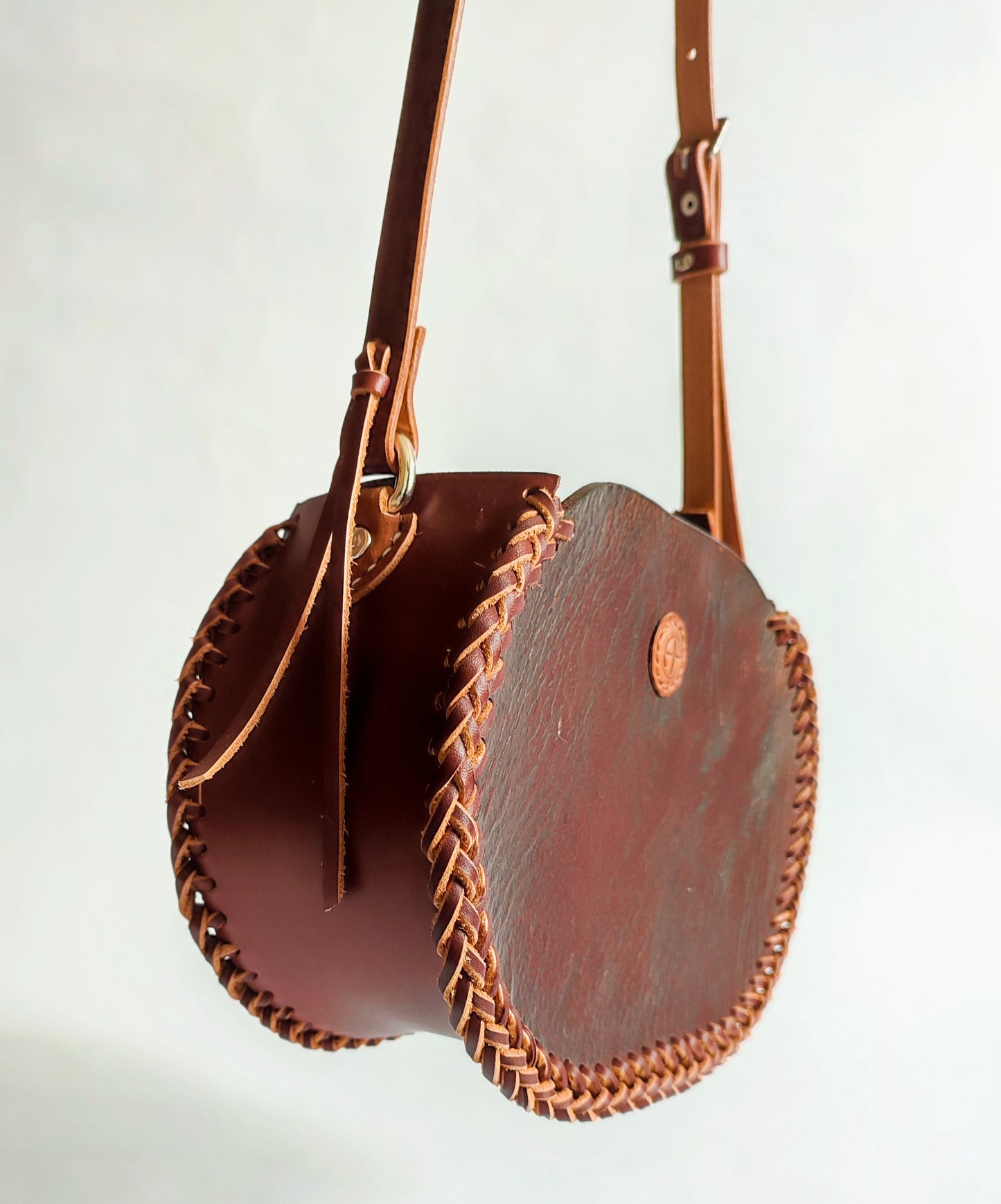 Sac bandoulière tressé en cuir de selle recyclé | Style Western bohème chic - Maroquinerie Cavalière