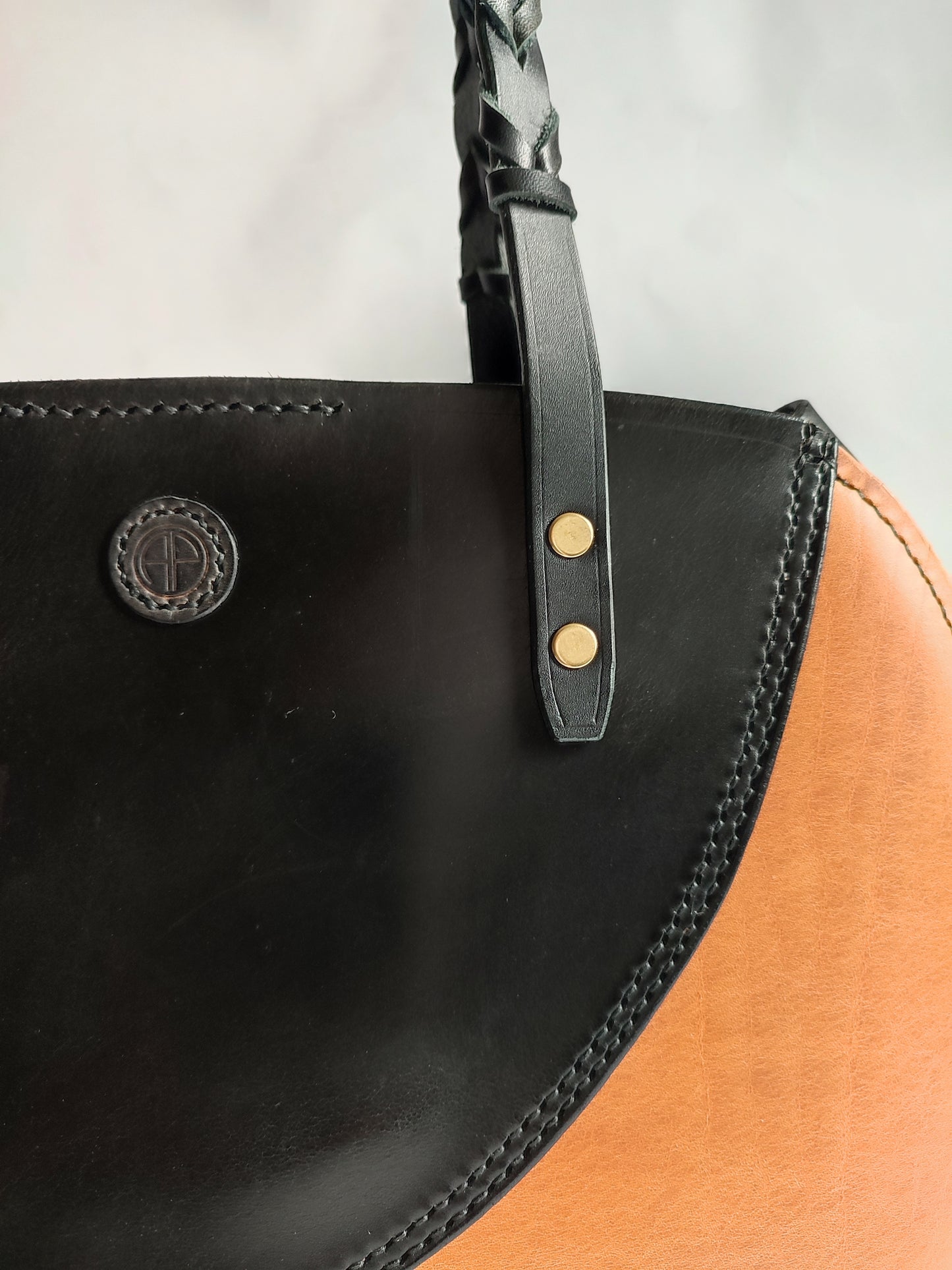 Tote bag cuir de selle - Bicolore noir/cognac - Rênes tressées - Maroquinerie cavalière.