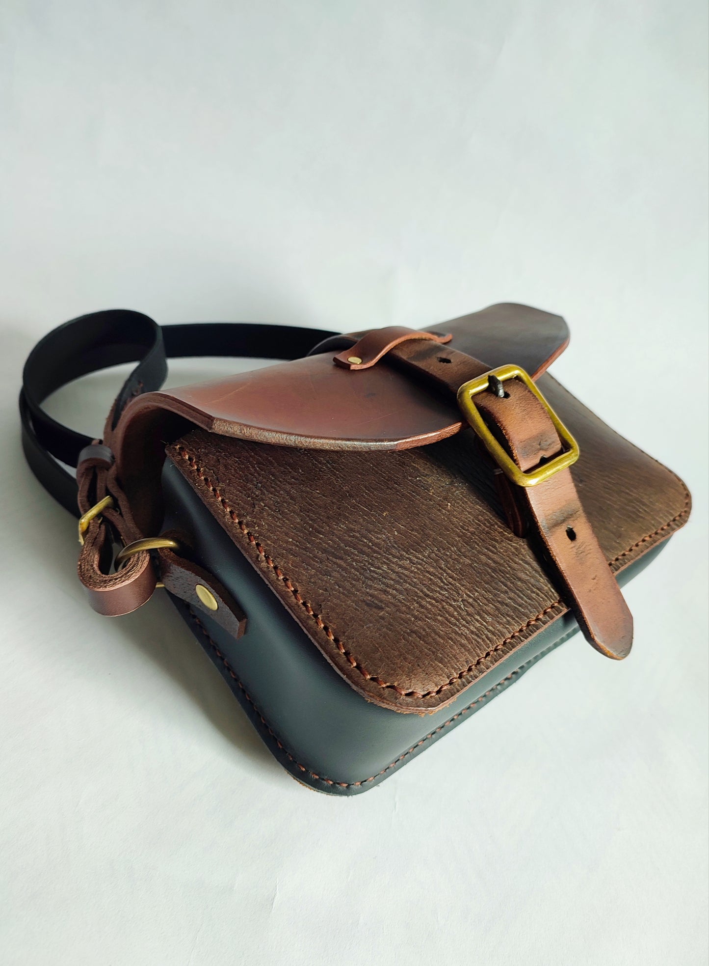 Besace chic "Sellier" en cuir recyclé – Fabriquée à la main au point sellier - Maroquinerie Cavalière