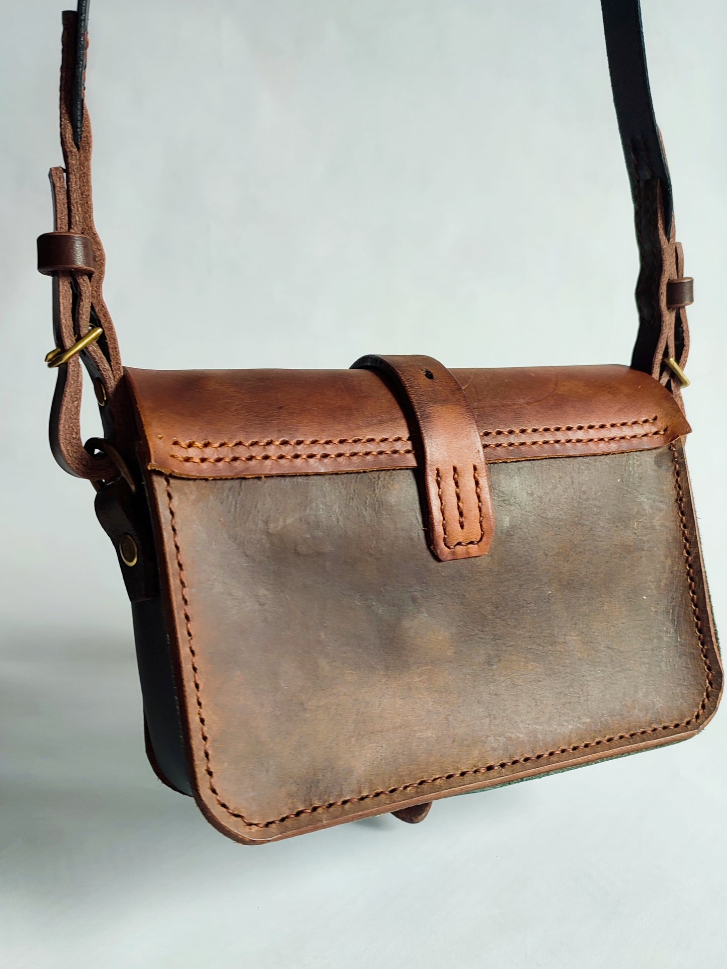 Besace chic "Sellier" en cuir recyclé – Fabriquée à la main au point sellier - Maroquinerie Cavalière