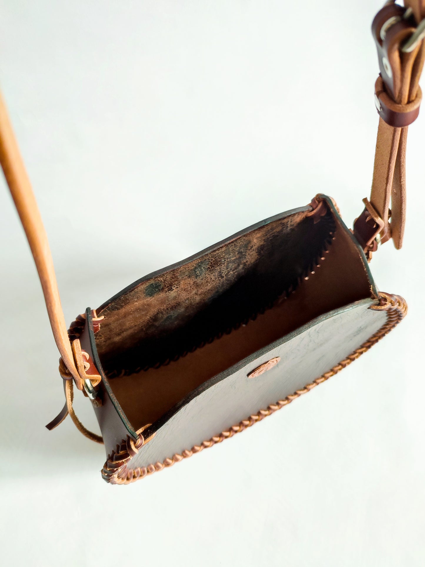 Sac bandoulière tressé en cuir de selle recyclé | Style Western bohème chic - Maroquinerie Cavalière