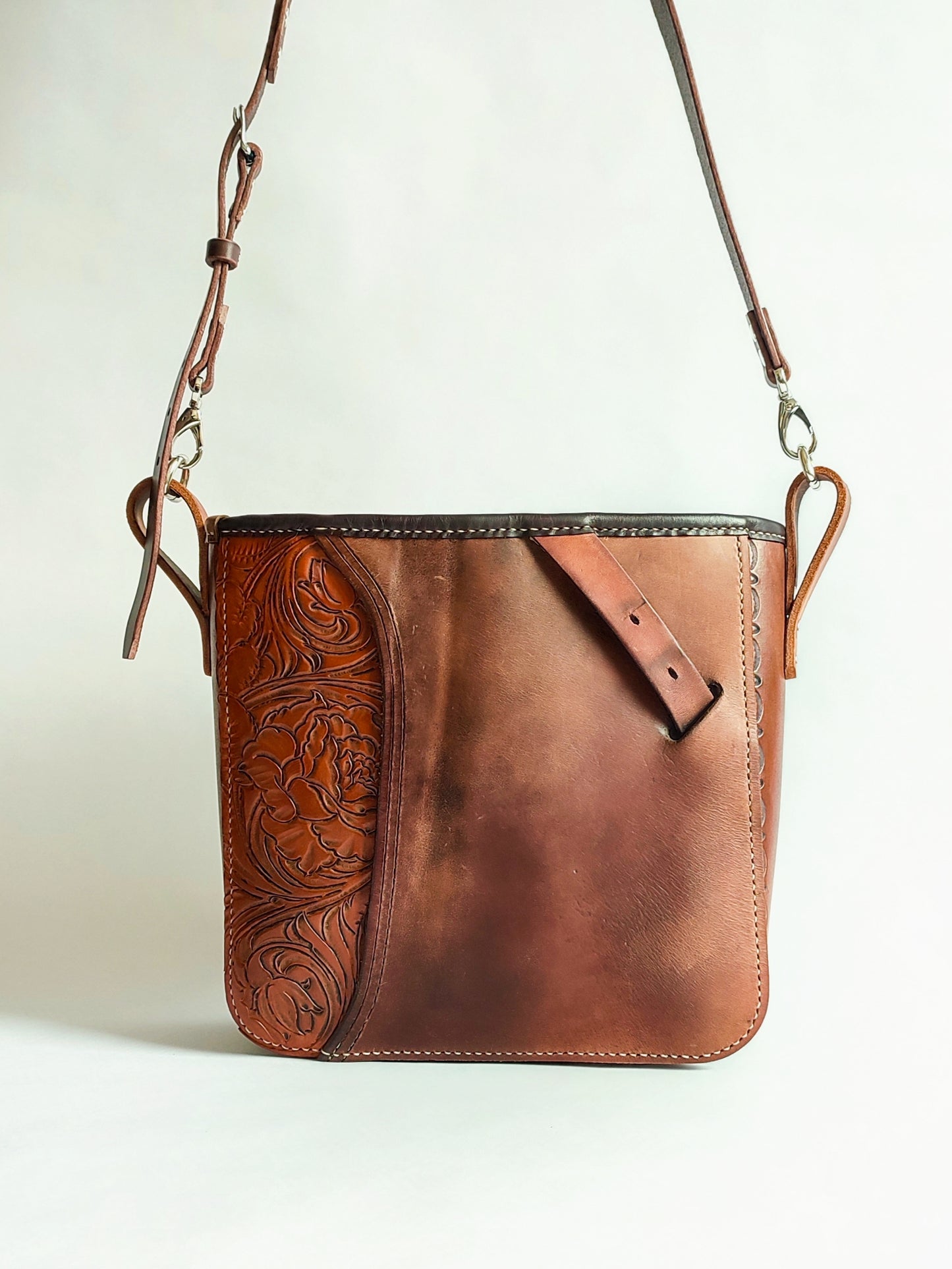 Grand sac bandoulière style Western - Cuir de selle recyclée marron.