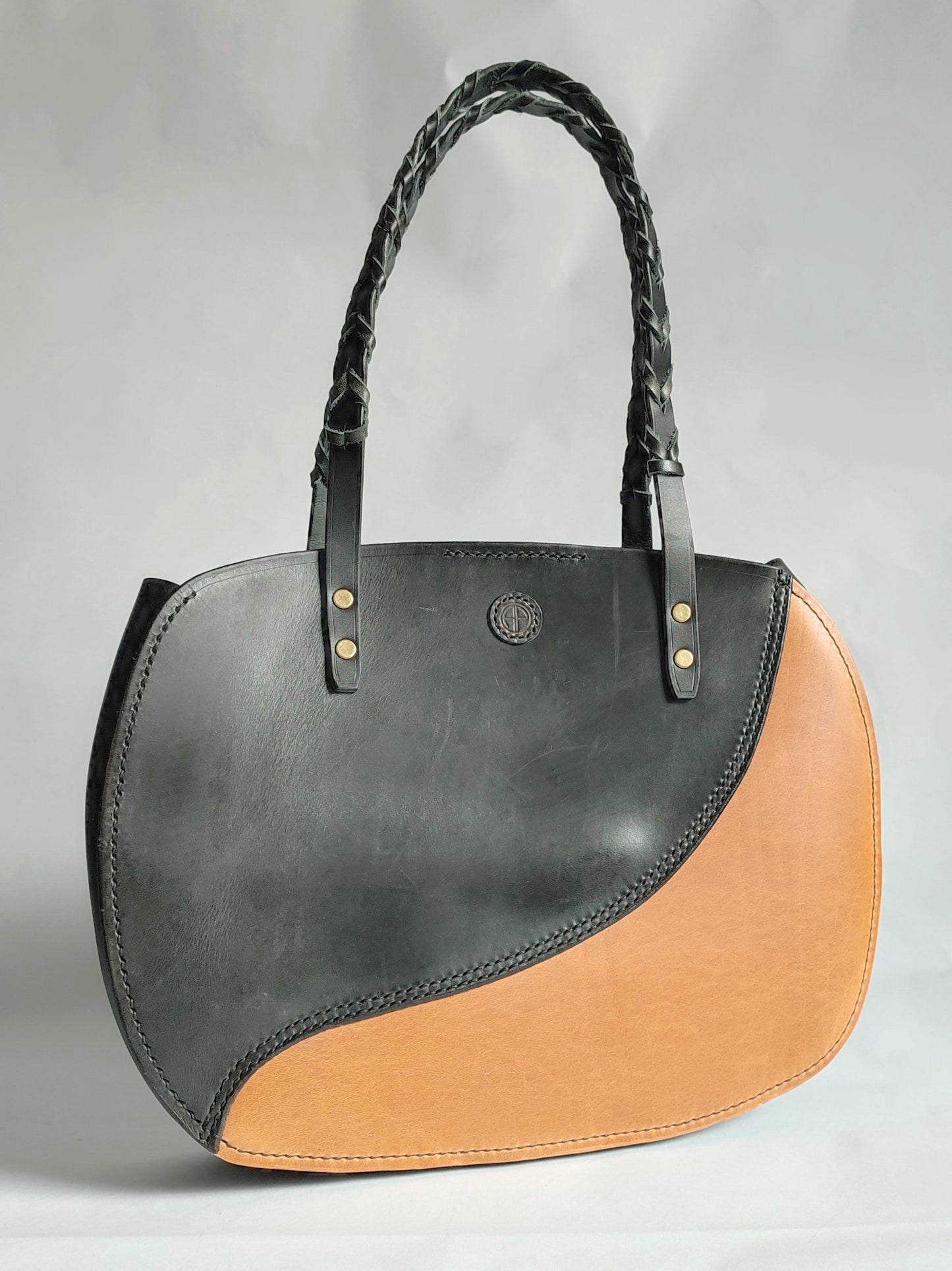 Tote bag cuir de selle - Bicolore noir/cognac - Rênes tressées - Maroquinerie cavalière.